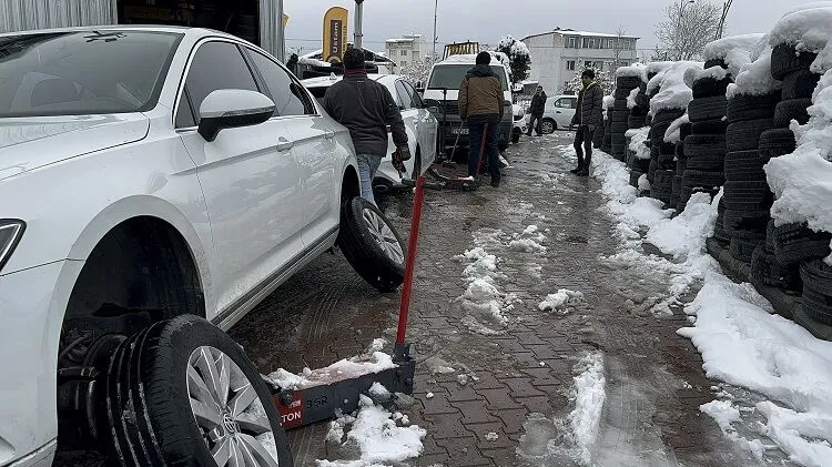 Tatvan’da Kar Yağışı Sonrası Lastikçiler Yoğun Mesaiye Girdi