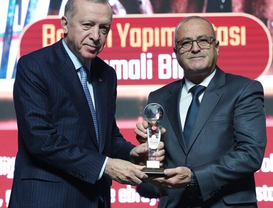 Cumali Birol, Kültür ve Turizm Bakanlığı Özel Ödülü’nü Cumhurbaşkanı Erdoğan’ın Elinden Aldı
