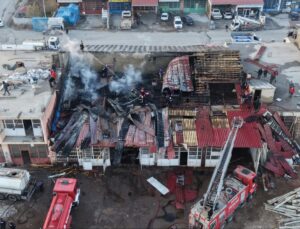 TOMA ve Belediyeler Seferber Oldu: Tatvan Sanayi Sitesindeki Yangın Korkuttu